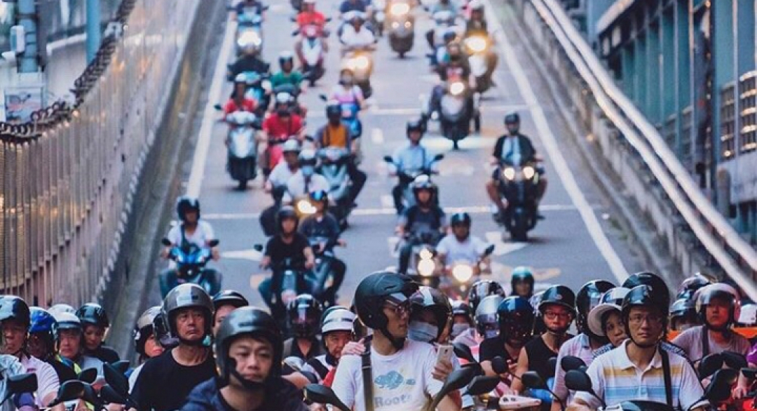 為了抗議機車兩段式左轉議題,他居然不擇手段做出這件事.......