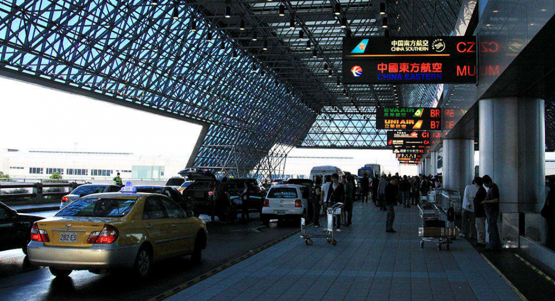 桃機跑道旁遺留手提袋 引發虛驚